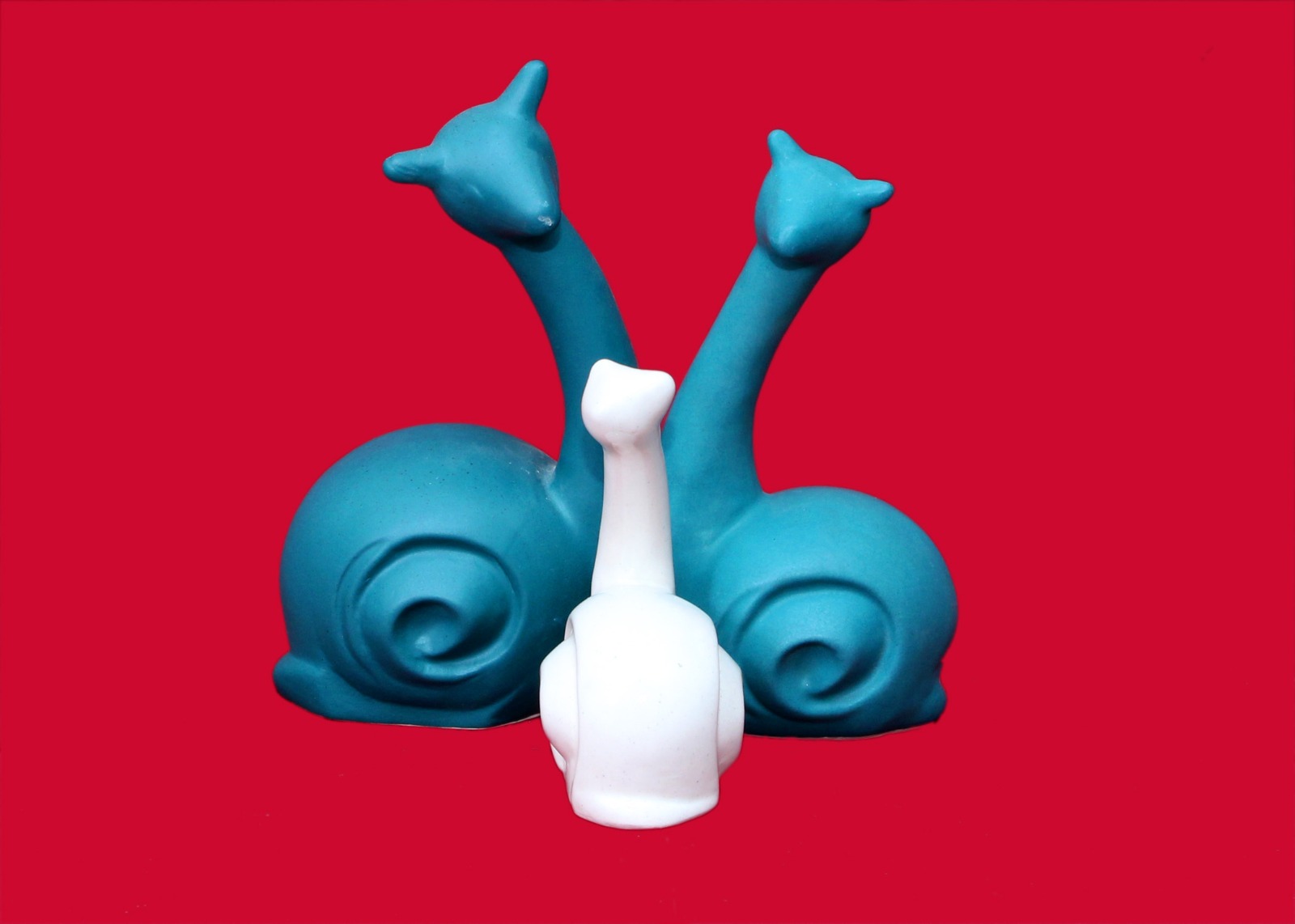 Elegant Blue & White Snail Family Figurines – Modern Decorative Showpiece Set of 3