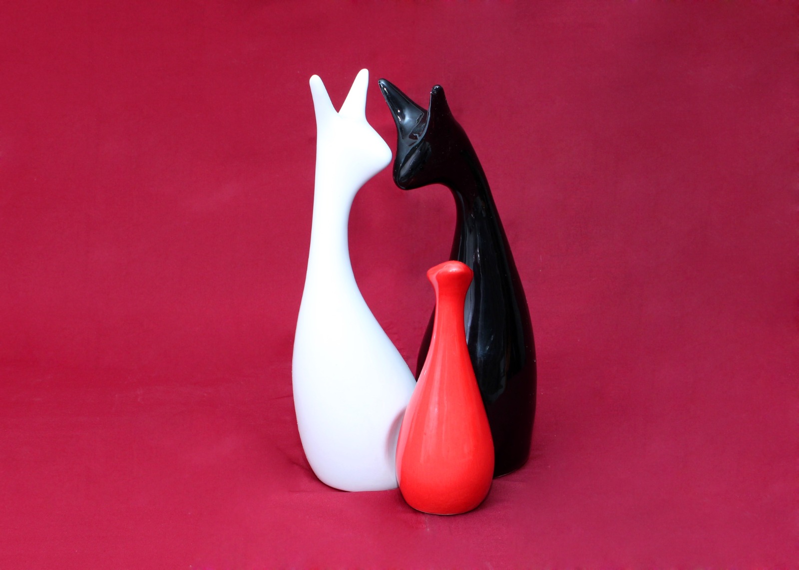 Elegant Deer Couple with Mini Figurine – Black, White & Red Ceramic Showpiece Set of 3